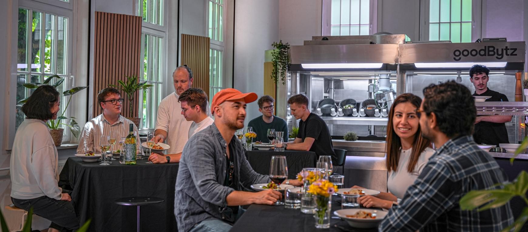 Moderner Kochroboter in Aktion